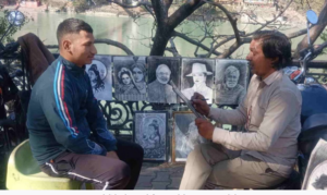 गंगा घाट पर कला का जादू, स्केच बनाते कलाकार ने खींचा पर्यटकों का ध्यान