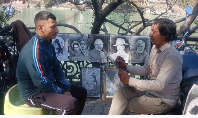 गंगा घाट पर कला का जादू, स्केच बनाते कलाकार ने खींचा पर्यटकों का ध्यान