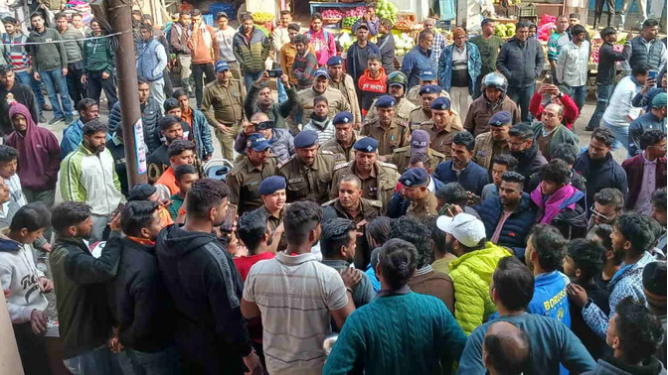 मुस्लिम दुकानदार की दुकान का नाम ‘बाबा’ को लेकर विवाद, बजरंग दल के कार्यकर्ताओं का हंगामा