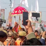 शंकराचार्य अविमुक्तेश्वरानंद के रथ को पुलिस ने रोका, साधुओं से हुई धक्का-मुक्की |