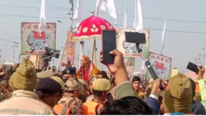 शंकराचार्य अविमुक्तेश्वरानंद के रथ को पुलिस ने रोका, साधुओं से हुई धक्का-मुक्की |