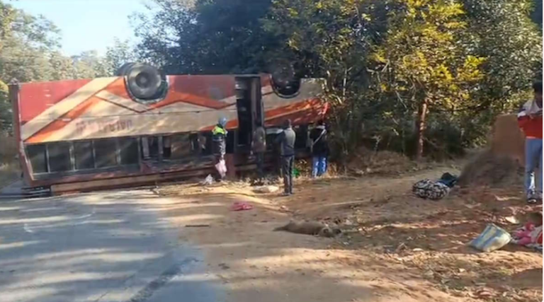 यातायात जागरूकता माह में हादसों की भरमार, दो अलग-अलग दुर्घटनाओं में दर्जनभर यात्री घायल