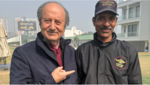 कीपैड फोन से सेल्फी और फिर तोहफ़ा—अनुपम खेर का खूबसूरत अंदाज़