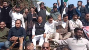 बढ़ते अपराध के मामलों को लेकर कानून व्यवस्था पर संदेह, पुलिस मुख्यालय में प्रदर्शन करने पहुंचे कांग्रेसी