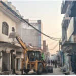 कोचिंग सेंटर दुष्कर्म कांड: आरोपियों के अवैध अतिक्रमण पर चला बुलडोजर, भारी पुलिस बल मौजूद