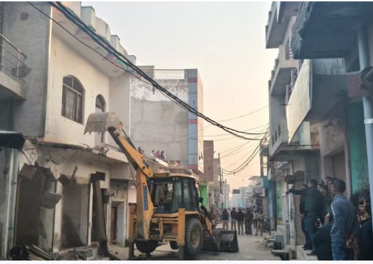 कोचिंग सेंटर दुष्कर्म कांड: आरोपियों के अवैध अतिक्रमण पर चला बुलडोजर, भारी पुलिस बल मौजूद