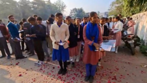 UP बोर्ड की 10वीं व 12वीं की परीक्षाएं आज से शुरू, पुष्पवर्षा कर परीक्षार्थियों का किया स्वागत