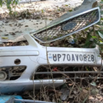 पेड़ से टकराने के बाद खड्ड में पलटी कार, हादसे में तीन लोगों की मौत