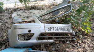 पेड़ से टकराने के बाद खड्ड में पलटी कार, हादसे में तीन लोगों की मौत