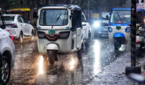 आसमान में छाए काले बादल, कई इलाकों में बारिश, हवा ने बढ़ाई ठंड