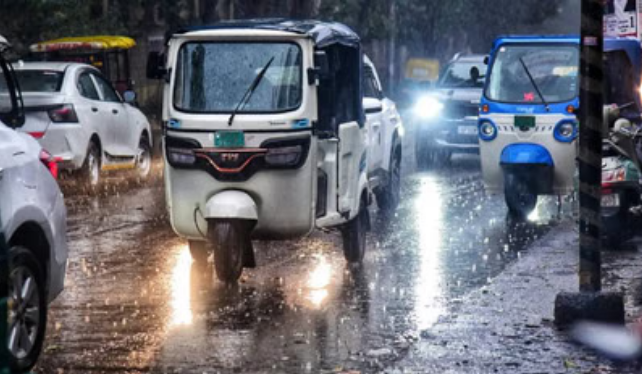 आसमान में छाए काले बादल, कई इलाकों में बारिश, हवा ने बढ़ाई ठंड
