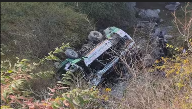 विकासनगर में बड़ा हादसा: खाई में गिरी बस; 30 से अधिक यात्री सवार, 3 की मौत, कई घायल