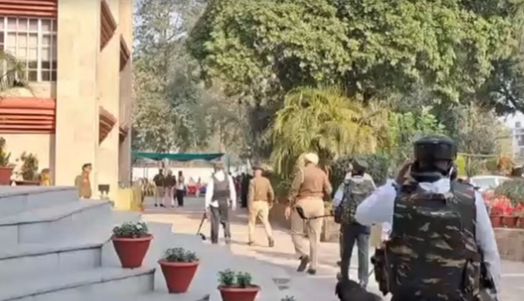 एक बार फिर स्कूलों को बम से उड़ाने की धमकी, मचा हड़कंप
