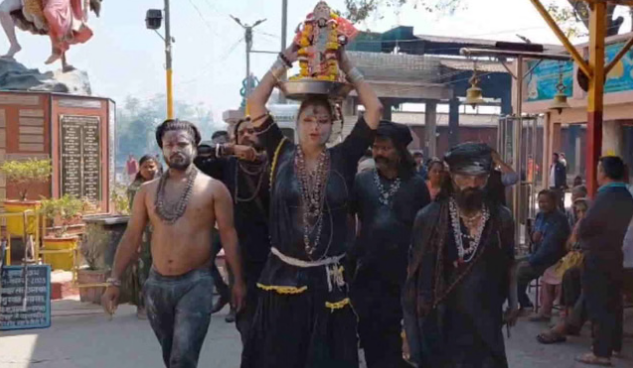 श्मशान घाट पर किन्नर अखाड़े की मसान होली, राख और गुलाल लगाकर दीं शुभकामनाएं, स्तब्ध रह गए लोग