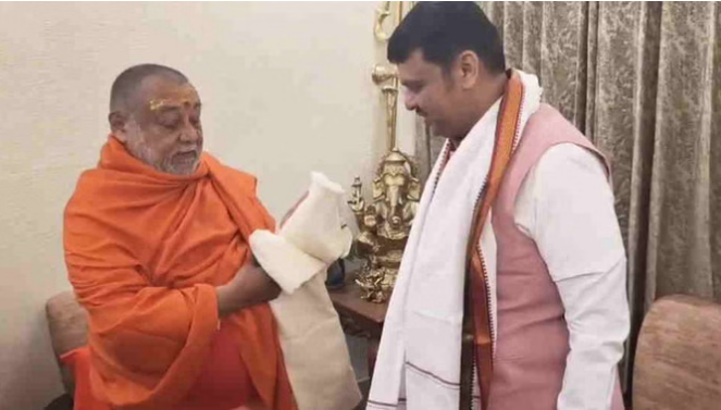 महाराष्ट्र के CM देवेंद्र फडणवीस पहुंचे हरिद्वार, जगतगुरु राज्यराजेश्वराश्रम से लिया आशीर्वाद