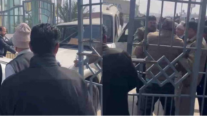 आरोग्यम सोसाइटी में विवाद, गाड़ियों में हुई तोड़फोड़, कई लोग घायल