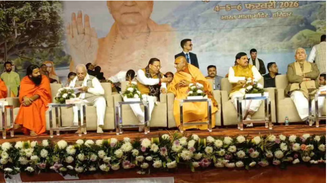 ब्रह्मलीन संत सत्यमित्रानंद महाराज की मूर्ति स्थापना उत्सव, मुख्यमंत्री धामी समेत कई राज्यों से नेता पहुंचे