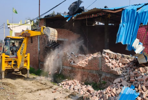 मस्जिद पर चला प्रशासन का बुलडोजर, कब्जा मुक्त हुई सरकारी जमीन |