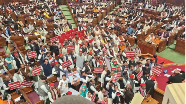 यूपी बजट सत्र 2026: राज्यपाल के अभिभाषण के दौरान सदन में सपा विधायकों का हंगामा, गो बैक’ के लगे नारे