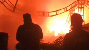 प्लाट में रखे टेंट के सामान में लगी भीषण आग, घरों तक पहुंचीं लपटें, मची अफरा तफरी