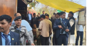 सुल्तानपुर कोर्ट से लौटते समय राहुल गांधी मोची की दुकान पर रुके, रामचेत की मौत पर शोक संवेदना की अभिव्यक्त |