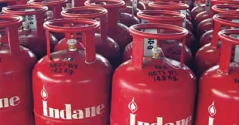 उत्तराखंड में भी LPG किल्लत ! गैस एजेंसियों पर लगी लोगों की लंबी-लंबी लाइन, अफरा तफरी का माहौल