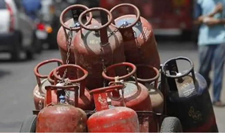 एलपीजी गैस वितरण व्यवस्था को लेकर प्रशासन सख्त, टोकन सिस्टम लागू; अनावश्यक भीड़ पर रोक