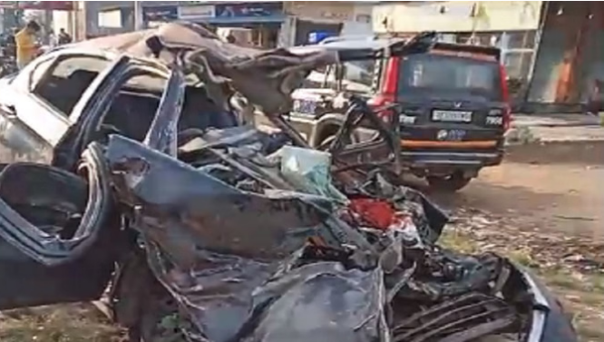 भीषण हादसा: ट्रैक्टर-ट्रॉली में घुसी कार, गाड़ी के उडे परखच्चे, नैनीताल निवासी समेत 4 युवकों की मौत