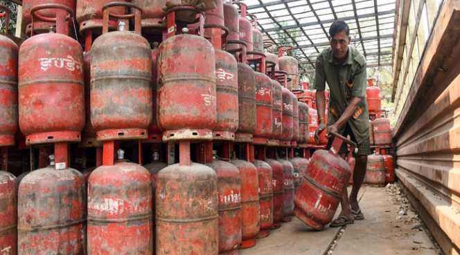 LPG यूजर्स के लिए बड़ा अपडेट: आधार e-KYC अब अनिवार्य, नहीं कराया तो रुकेगी गैस सप्लाई