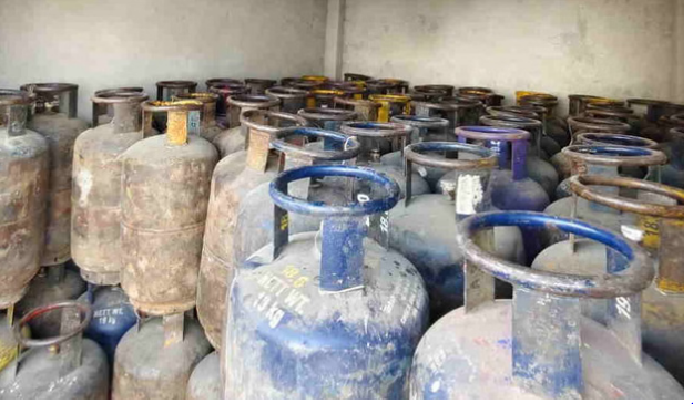 लक्कड़घाट क्षेत्र में पूर्ति विभाग की raid, दुकान से कमर्शियल गैस सिलिंडर किए जब्त