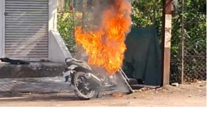 बाइक बनी आग का गोला: भीषण आग ने लिया विकराल रूप, मची अफरा-तफरी