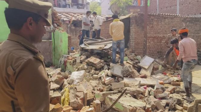 गैस सिलिंडर में ब्लास्ट होने से मकान ध्वस्त, मलबे में दबने से दो लोगों की मौत; दो घायल