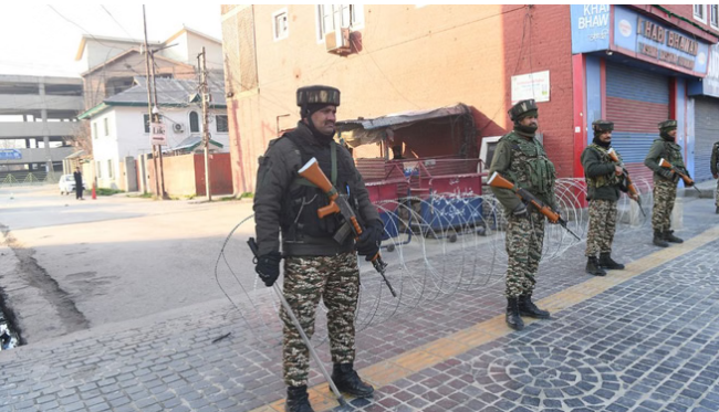 खामेनेई की मौत के बाद कश्मीर में प्रदर्शन; सख्त पाबंदियां लागू , स्कूल बंद