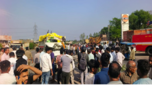 हाईवे किनारे खड़े ट्राला से भिड़ी गाड़ी, 7 लोगों की मौत, कई घायल; मची अफरा-तफरी