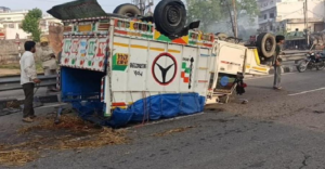 अनियंत्रित होकर हाईवे पर पलटा पिकअप वाहन, तीन लोग और पशु थे सवार