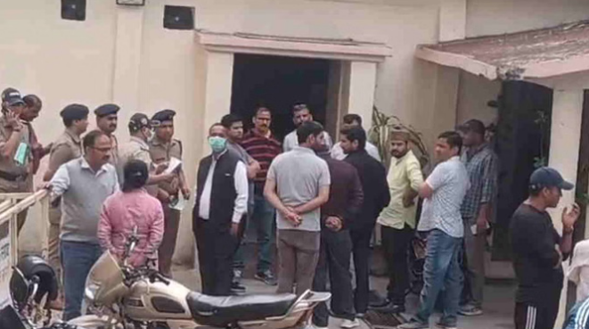 हवालात में PRD जवान की मौत का मामला, पोस्टमार्टम हाउस के बाहर लगी भीड़