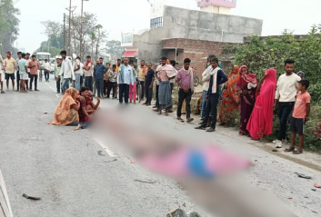 भीषण सड़क हादसा: अनियंत्रित ट्रेलर की चपेट में आई बाइक, मां-बेटे समेत तीन की मौत; शवों के उड़ गए चिथड़े