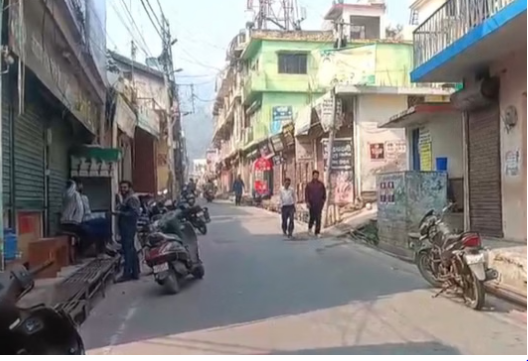 होली पर हुई मारपीट के खिलाफ व्यापारियों का गुस्सा, एसडीएम कार्यालय पहुंचे