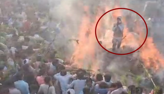 होलिका दहन के दौरान ग्रामीण ने आग में छलांग लगाई, हाथ पकड़कर बचाया गया