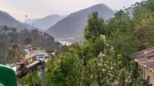 मैदान से पहाड़ तक चढ़ रहा पारा, आज कई जिले बारिश-बर्फबारी की संभावना