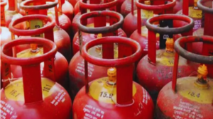 ईरान-इस्राइल युद्ध की तपिश अब रसोई तक पहुंची, घरेलू एलपीजी सिलिंडर हुआ महंगा, बुकिंग को लेकर भी बदल गए नियम