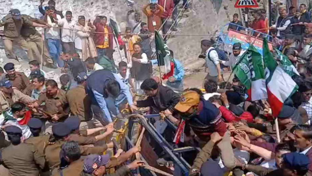 उत्तराखंड बजट सत्र: दिवालीखाल में कार्यकर्ताओं का प्रदर्शन, पुलिस ने पानी की बौछार कर रोका