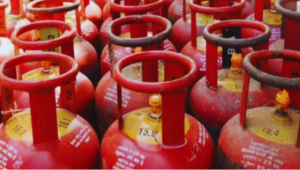 दो दिन का बैकलॉग, एजेंसियों पर भीड़: राजधानी में LPG संकट