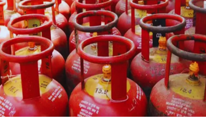 दो दिन का बैकलॉग, एजेंसियों पर भीड़: राजधानी में LPG संकट