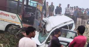 कोहरे का कहर: हाईवे पर बस-कार की भीषण टक्कर, तीन युवकों की मौत, दो घायल