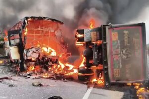 दर्दनाक हादसा: ट्रक से टकराई बस, 13 यात्रियों की जलकर मौत