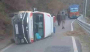 आदिबदरी रंडोली के पास एंबुलेंस सड़क पर पलटी, ब्रेक फेल होने से हुई घटना