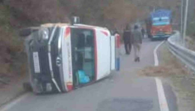 आदिबदरी रंडोली के पास एंबुलेंस सड़क पर पलटी, ब्रेक फेल होने से हुई घटना