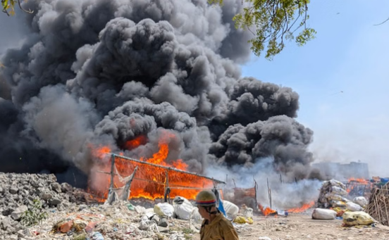 कनवानी गांव में भीषण आग, 500 से अधिक झुग्गियां जलकर राख