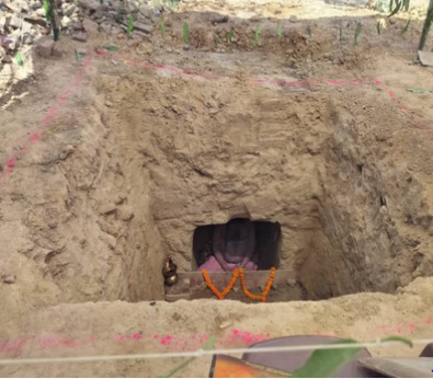 बाराबंकी में जमीन विवाद से मचा हड़कंप, महंत ने दी जिंदा समाधि की चेतावनी